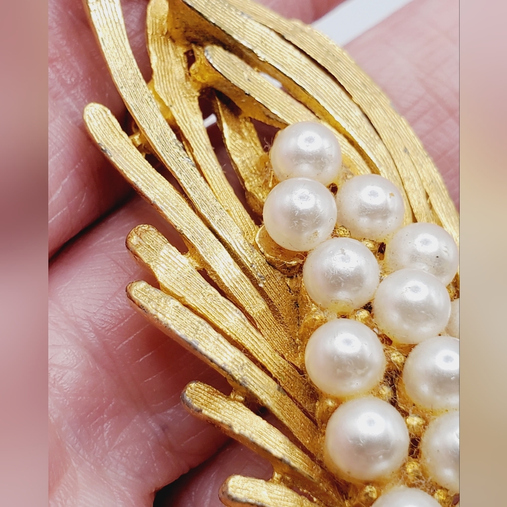 Vintage pearl feather gold brooch pin textured - Picture 5 of 5